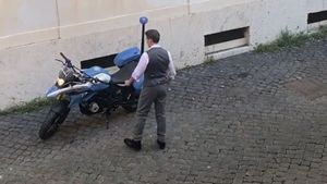 Tom Cruise Rides BMW G 310 GS: भारत में निर्मित बीएमडब्ल्यू जी 310 जीएस चलाते दिखे टॉम क्रूज