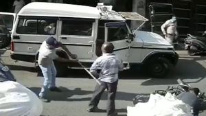 पुलिसकर्मी ने खोला कार का दरवाजा तो बाइकर टकराया, पुलिसकर्मी ने बाइक सवार को पीटा