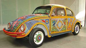 Volkswagen Beetle Decorated: इस फॉक्सवैगन बीटल में बनाई गई है कांच से कलाकृति, देखें तस्वीरें