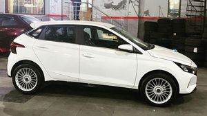 New Hyundai i20 Modification: नई हुंडई आई20 को मॉडिफाई कर लगवाया नया अलॉय, देखें