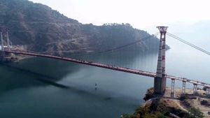 Dobra Chandhi Jhula Bridge: आम नागिरकों के लिए खुला देश का पहला सिंगल-लेन मोटरेबल सस्पेंशन ब्रिज