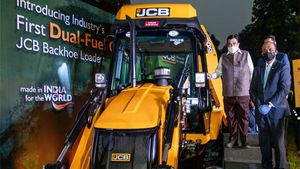 JCB CNG Launched: सीएनजी पर चलने वाली जेसीबी हुई लॉन्च, नितिन गडकरी ने किया उद्घाटन