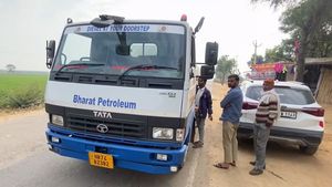 Kia Seltos Refueled At Home: किया सेल्टोस के लिए हुई फ्यूल की होम डिलीवरी, देखें वीडियो