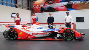 Mahindra M7 Electro Unveiled: फॉर्मूला ई-रेसिंग के लिए महिंद्रा ने उतारी इलेक्ट्रिक कार, जानें