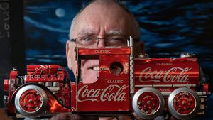 57 वर्षीय बुजुर्ग ने पेश की कारीगरी की मिसाल, सॉफ्ट ड्रिंक की खाली कैन से बना डाली सैकड़ों कार मॉडल