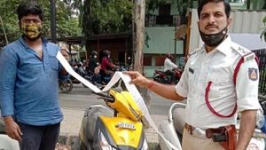 Man Asked To Pay 42.5K Fine: युवक से फाइन भरने को कहा गया तो उसने पुलिस को सौंपी अपनी स्कूटर