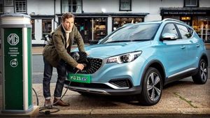 UK To Ban Petrol & Diesel Cars: इंग्लैंड में 2030 से बंद हो जायेगी पेट्रोल, डीजल कारों की बिक्री