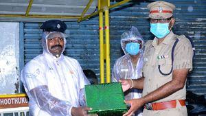 इस ट्रैफिक पुलिसकर्मी ने भारी बारिश में 4 घंटे संभाला ट्रैफिक, वीडियो हो रहा वायरल