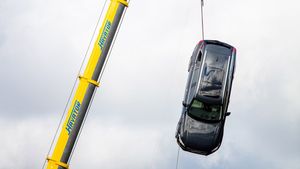 Volvo Drops New Cars For Training: वोल्वो ने 10 नई कारों को क्रेन से गिराकर किया तबाह, जानिए क्यों