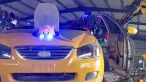 इस चीनी युवक ने पुरानी कारों को बनाया ट्रांसफॉर्मर रोबोट, वीडियो देख रह जाएंगे दंग