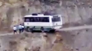 Bus Driver Shows Amazing Driving Skill: बस ड्राइवर ने पहाड़ी पर लिया यू-टर्न, जीत लिया लोगों का दिल