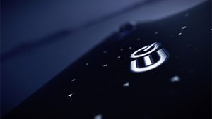 Mercedes-Benz Hyperscreen Display Teaser: मर्सिडीज ने हाइपरस्क्रीन डिस्प्ले का टीजर किया जारी