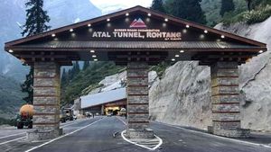 Record Vehicles Crosses Atal Tunnel: अटल टनल से एक दिन में सबसे अधिक 5,450 वाहन गुजरे, बना नया रिकॉर्ड