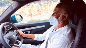 Rajnikanth Driving Lamborghini Urus: रजनीकांत लेम्बोर्गिनी उरुस चलाते आए नजर, तस्वीरें हुई वायरल