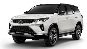 Toyota Fortuner Legender Spy Pics: टोयोटा फॉर्च्यूनर लेजेंडर लॉन्च से पहले आई नजर, लग रही आकर्षक