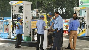 Petrol Price Hike Delhi: पेट्रोल की कीमत दिल्ली में अपने उच्चतम स्तर पर पहुंची, जानें कितनी हुई वृद्धि