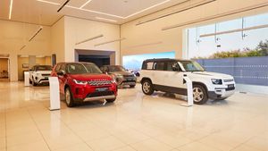 Jaguar Land Rover New Dealership: जगुआर लैंड रोवर ने बैंगलोर में खोला नया शोरूम, जानें