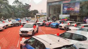 Nissan Magnite Delivery Record: निसान डीलर ने एक दिन में 100 मैग्नाईट डिलीवर कर बनाया रिकॉर्ड