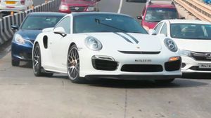 Sachin Drives Porsche 911 Turbo S: पोर्शे की 911 टर्बो एस सुपरकार चलाते दिखे सचिन तेंदुलकर