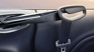 Using Rear View Mirror Is Mandatory: रियर व्यू मिरर और रियर सीट बेल्ट न होने पर कटेगा चालान, जानें