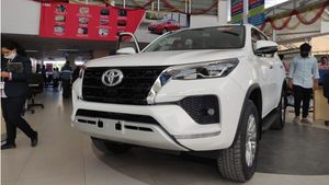 Toyota Fortuner Reaches Dealership: टोयोटा फाॅर्च्यूनर फेसलिफ्ट डीलरशिप पर पहुंची
