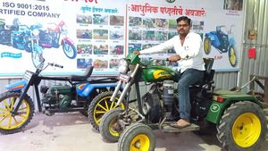 Tractor From Bullet: महाराष्ट्र के किसान ने बुलेट से बना दिया ट्रैक्टर, खेती में कर रहे हैं लाखों की बचत