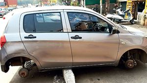 Car Wheel Theft: पुलिस स्टेशन के पास खड़ी कार के चोरों ने निकाले पहिये, सीसीटीवी में कैद हुई वारदात