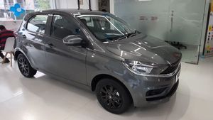 Tata Tiago Limited Edition: टाटा टियागो लिमिटेड एडिशन डीलर्स पर आई नजर, जानें