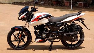 2021 Bajaj Pulsar 150 New Color Option: बजाज पल्सर 150 नए सफ़ेद रंग विकल्प में डीलरशिप पर आई नजर, लॉन्च जल्द