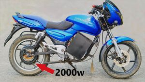 Bajaj Pulsar Converted Into Electric Bike: पुराने बजाज पल्सर को कन्वर्ट कर दिया इलेक्ट्रिक बाइक का अवतार