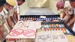 आनंद महिंद्रा ने शेयर किया शराब से भरे ट्रक का वीडियो, कहा ‘हम नहीं करते ऐसा वाहन डिजाइन’