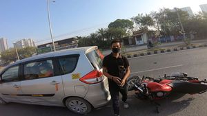 Helmet Saved Biker During Collision: कार से हुई जोरदार टक्कर, हेलमेट ने बचाई बाइकर की जान, देखें वीडियो