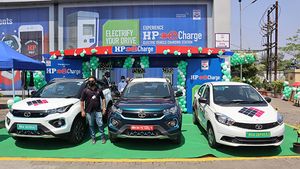 EV Charging Station On Mumbai Pune Expressway: मुंबई-पुणे एक्सप्रेस-वे पर खुला नया ईवी चार्जिंग स्टेशन
