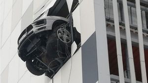Porsche Macan Loses Control: पोर्शे मैकान बिल्डिंग की दीवार तोड़कर आई बाहर, देखें वीडियो