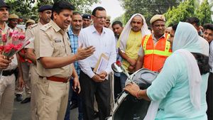 ट्रैफिक फाइन देने को नहीं थे पैसे, महिला ने गुस्से में पुलिस को सौंपा अपना मंगलसूत्र