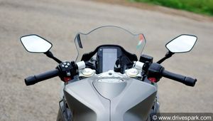 Cop Fining Vehicles Without Rear View Mirror: रियर व्यू मिरर न होने पर कटेगा चालान, जानिए क्यों है जरूरी