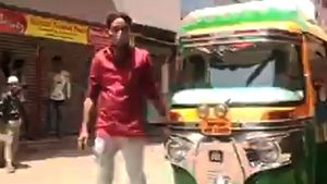 Corona मरीजों की मदद के लिए इस व्यक्ति ने ऑटो को बनाया एम्बुलेंस, Oxygen Cylinder भी है मौजूद
