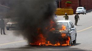 Car Fire Safety Tips: अगर कार में लग जाए आग, तो ऐसे बचाएं अपनी जान, फाॅलो करें ये टिप्स