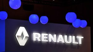 Renault To Restrict Top Speed For Cars: रेनॉल्ट अपनी कारों की टॉप-स्पीड पर लगाएगी लिमिट, जानें