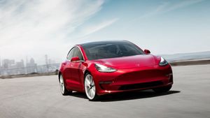 Tesla Showroom India: टेस्ला भारत में तीन शहरों में शोरूम खोलने की कर रही है तैयारी, जगह की तलाश हुई शुरू