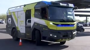 World’s First Electric Fire Truck: ये है दुनिया की पहली इलेक्ट्रिक फायर ब्रिगेड ट्रक, लगे हैं कैमरे और ड्रोन