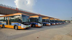 Gujarat के मुख्य मंत्री ने लॉन्च की 50 इलेक्ट्रिक एयर-कंडीशन बसें, अहमदाबाद की सड़कों पर दौड़ते आयेंगी नजर