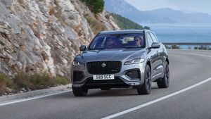 नई Jaguar F-Pace Facelift SUV भारत में हुई लॉन्च, कीमत 69.99 लाख, वैरिएंट, फीचर्स जानकारी