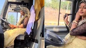 महिला ने जब साड़ी में चलाई वोल्वो बस तो लोग हुए हैरान, सोशल मीडिया पर वायरल हुआ वीडियो