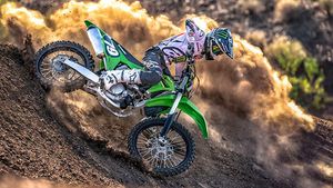 Kawasaki KX250 और KX450 डर्ट मोटरसाइकिल भारत में हुईं लॉन्च, जानें क्या है कीमत और फीचर्स