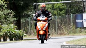 TVS Jupiter 125 Review: जानें चलाने में कैसी यह है यह नई स्कूटर