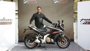 Bajaj Pulsar 250 की डिलीवरी हुई शुरू, पुणे में डिलीवर हुई इस बाइक की पहली यूनिट
