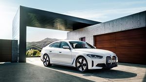 BMW i4 इलेक्ट्रिक सेडान अगले साल हो सकती है भारत में लॉन्च, जानें क्या है खास