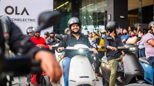 Ola इलेक्ट्रिक ने 100 स्पेशल ग्राहकों को डिलीवर की S1 और S1 Pro इलेक्ट्रिक स्कूटर