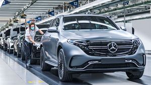 Mercedes Benz की कार में इस गड़बड़ी के कारण लग सकती है आग, 8 लाख कारों को करेगी रिकाॅल